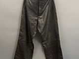 un pantalon en cuir marron suspendu à un cintre