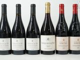 six bouteilles de vin sont alignées sur une table