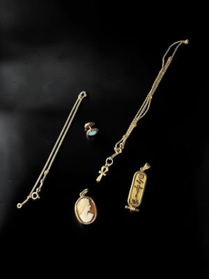 une collection de bijoux comprenant un collier, un bracelet et une bague