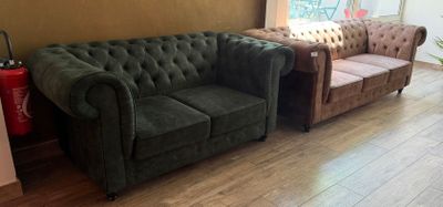 un canapé et un fauteuil dans un salon