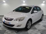 une photo d'une opel blanche garée dans un garage
