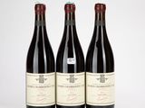 trois bouteilles de vin posées sur une table l'une à côté de l'autre