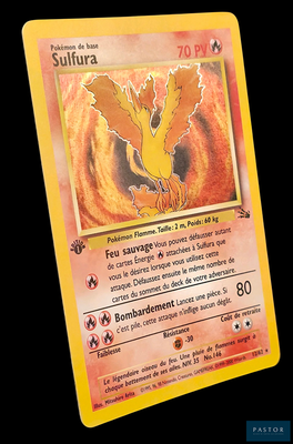 une carte Pokémon jaune sur laquelle figure l'image d'un oiseau