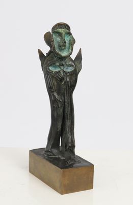 a bronze statue of a man with a hat on his head