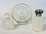 une petite bouteille en verre avec un bouchon argenté, à côté d'une petite bouteille en verre avec un bouchon argenté et d'une petite bouteille en verre avec un bouchon argenté