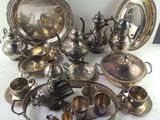beaucoup d'objets en argent posés sur une table