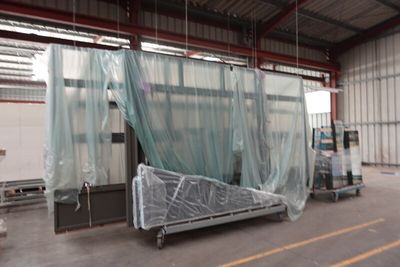 un canapé recouvert d'un drap dans un entrepôt