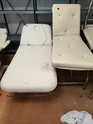 une chaise blanche et une table blanche dans une pièce