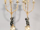 paire de candélabres en bronze et marbre ornés de chérubins