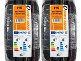 deux pneus sur fond blanc, avec une étiquette rouge et noire