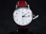 gros plan d'une montre-bracelet sur une surface noire