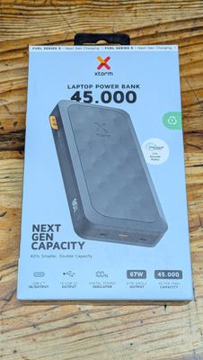 une photo d'un coffret contenant une batterie externe pour ordinateur portable posée sur une table