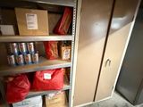 une pièce dans laquelle se trouvent quelques étagères et des cartons