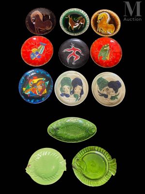 de nombreuses assiettes de différentes couleurs sur un fond noir