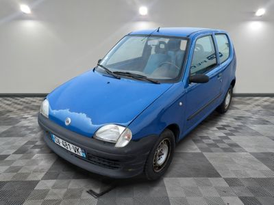 la photo d'une petite voiture bleue garée dans un garage