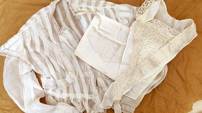 deux vêtements posés sur un lit