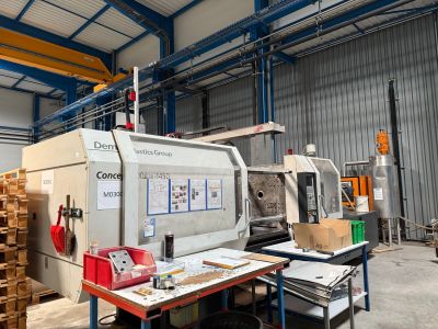 une grande machine qui se trouve dans un entrepôt