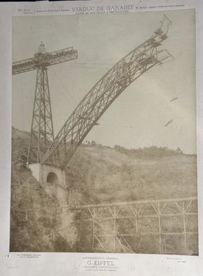 une photo d'un train traversant un pont
