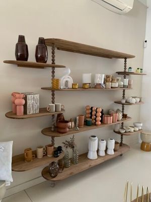 une étagère contenant de nombreux objets différents dans une pièce