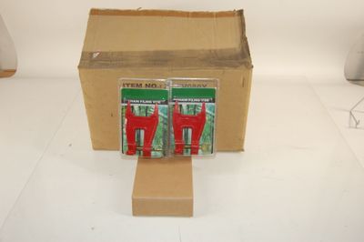 un carton contenant deux chaises rouges