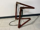 une image représentant une table en bois sur laquelle est posée une lampe