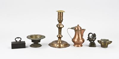un grand nombre d'objets différents posés sur une table