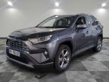 Une Toyota RAV 2020 dans un showroom au sol à carreaux