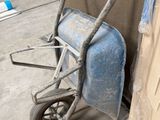 un chariot posé contre un mur