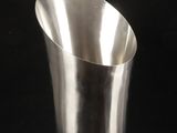 une coupe en argent posée sur une table