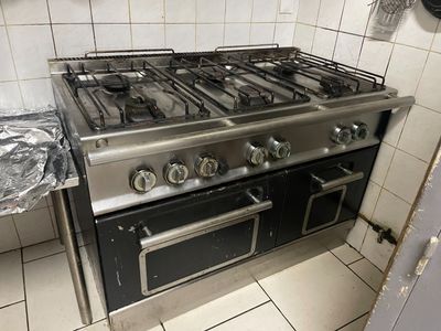 une cuisinière qui se trouve au milieu d'une cuisine