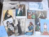 de nombreuses cartes posées sur une table, sur lesquelles figurent des photos de femmes