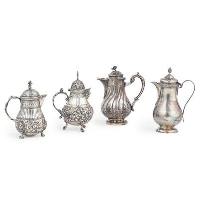 un ensemble composé de cinq théières en métal argenté et d'une cafetière