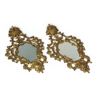 paire de miroirs anciens dorés, au motif ouvragé sur fond blanc