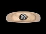 une image représentant une bague en or sertie d'un diamant noir