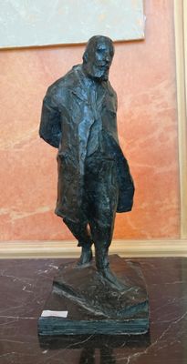 une statue représentant un homme debout sur une table