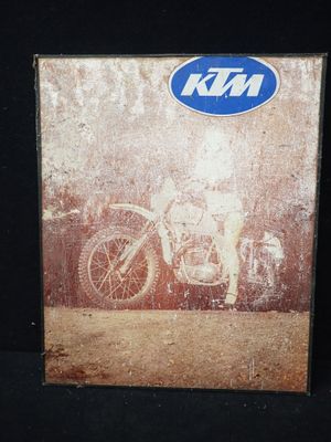 une photo d'une photo représentant une moto sur fond noir