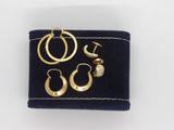 deux paires de boucles d'oreilles créoles en or et une paire de boucles d'oreilles créoles en or