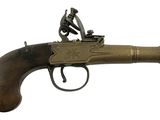 un vieux pistolet surmonté d'un homme, sur fond blanc