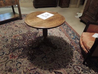 une petite table avec un panneau au milieu d'une pièce
