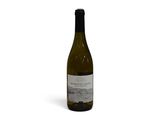 la bouteille de vin blanc est posée sur une surface blanche