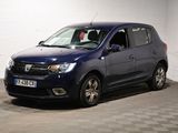 la photo d'une petite voiture bleue garée dans un garage