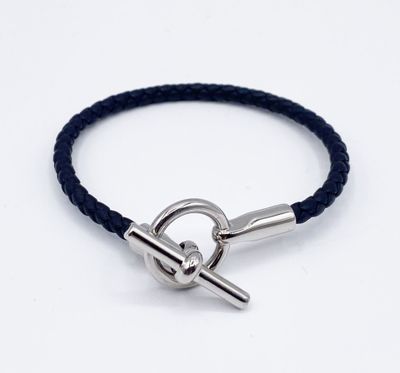 un bracelet en cuir noir avec un fermoir en argent sur fond blanc