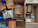 beaucoup de livres dans une boîte posée sur le sol
