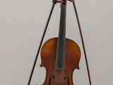 un violon posé sur une table