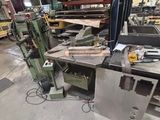 une machine placée au milieu d'une pièce