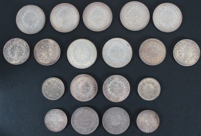 plusieurs types de pièces différents sur une surface noire