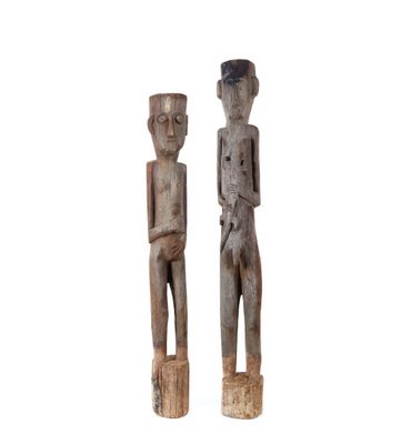 une paire de figurines en bois sculpté représentant un homme et une femme