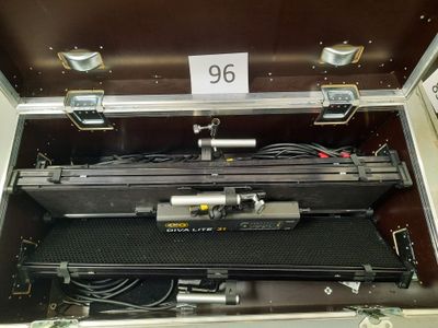 une valise qui contient tout un tas de fils