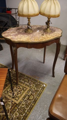 Table de milieu ouvrant à un tiroir plateau polylobé marbre ; de ...
