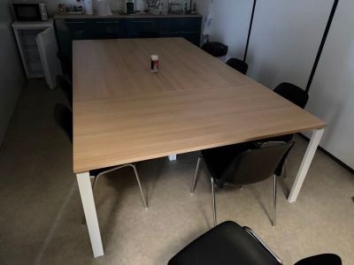 une table en bois entourée de quatre chaises dans une pièce
